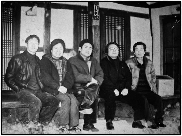 ﻿2000년 1월 고성집에서 문인들과(왼쪽부터 고현철동길산김경복구모룡김보한)