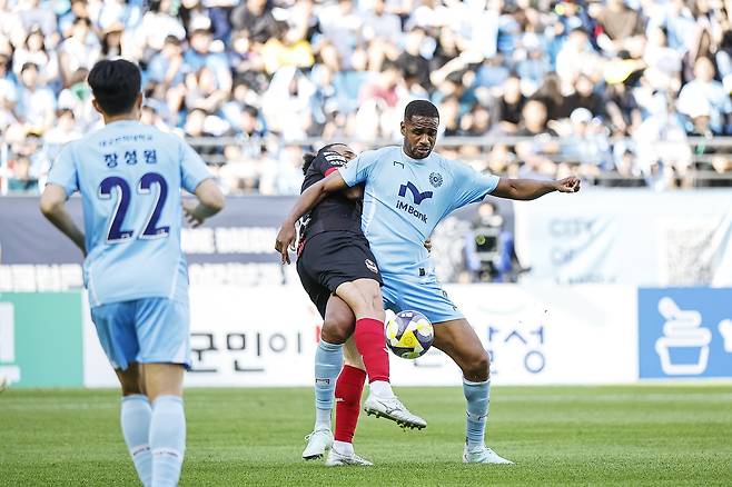 대구FC 에드가가 볼 경합을 하고 있다. /대구FC 제공