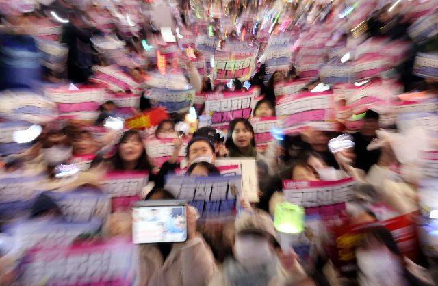 지난해 12월 3일 계엄령 이후 전국에서 펼쳐진 윤석열 탄핵 집회에는 2030 여성들이 응원봉을 들고 대거 참여했다. 부산일보DB