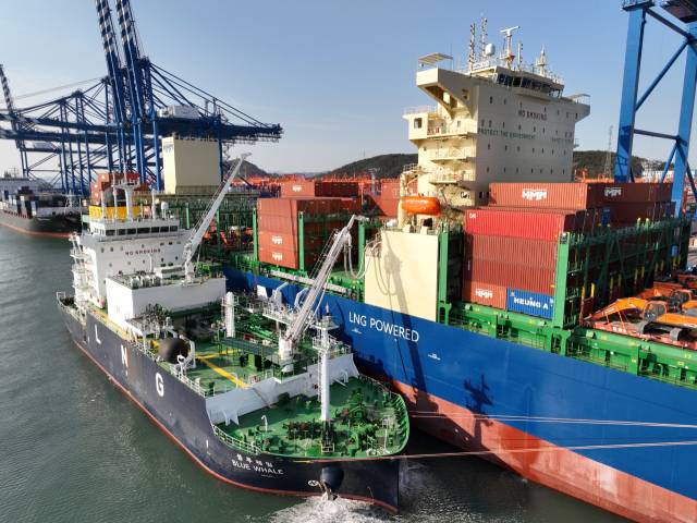 송상근 BPA 사장이 친환경 연료 벙커링 필요성을 강조하고 있다(사진 위). 지난 2월 부산항 신항에선 국내 최초로 하역 중인 화물선에 선박 대 선박(STS) 방식으로 LNG를 공급했다. BPA 제공