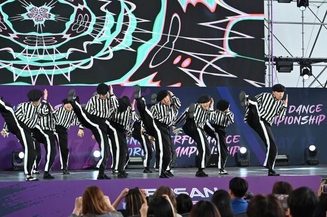 2025 부산스텝업댄스페스티벌 ‘댄스 퍼포먼스 월드 챔피언십’에서 2등을 차지한 ‘락앤롤 크루’ 경연 모습. 청년문화진흥협회 제공