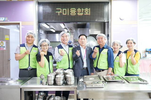 구미융합회(회장 윤경완)는 지난 16일 구미시장애인종합복지관서 배식봉사 활동을 펼치며 지역사회에 따뜻한 나눔의 손길을 전했다. 구미융합회 제공