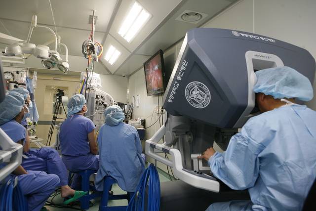 조치흠 의료원장(맨 오른쪽)이 부인과 질환에 대해 로봇수술을 시연하고 있다. 대만에서 온 의사들이 모니터를 통해 참관 중이다. 계명대 동산병원 제공