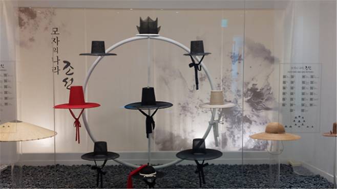 갓 전시관에서 / 사진=심규호