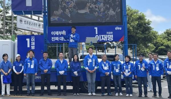 더불어민주당 문대림 국회의원과 제주선대위는 지난 17일 제주시 민속오일시장에서 집중 유세를 펼쳤다.