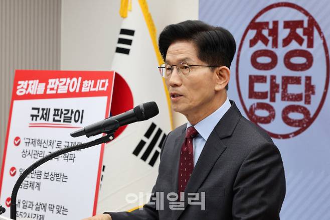 [이데일리 노진환 기자] 김문수 국민의힘 대선 후보가 18일 서울 여의도 중앙당사에서 ‘경제를 판갈이합니다-새롭게 대한민국’ 경제 공약을 발표하고 있다.