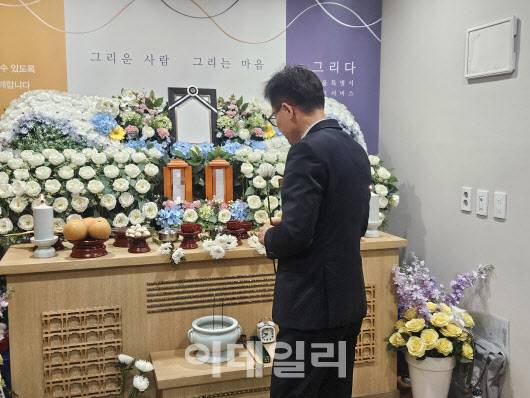 한 자원봉사자가 지난 12일 경기 고양시 서울시립승화원에서 진행된 무연고 사망자 장례식에서 헌화하고 있다. (사진=이영민 기자)