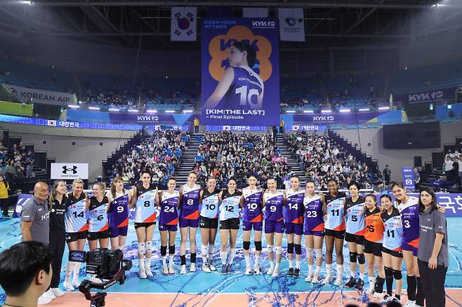 현역 선수 생활을 마친 ‘배구 여제’ 김연경이 18일 인천 삼산월드체육관에서 열린 여자배구 세계올스타전 ‘KYK 인비테이셔널 2025’에서 경기가 종료된 뒤 올스타 선수들과 기념촬영을 하고 있다. 사진=연합뉴스