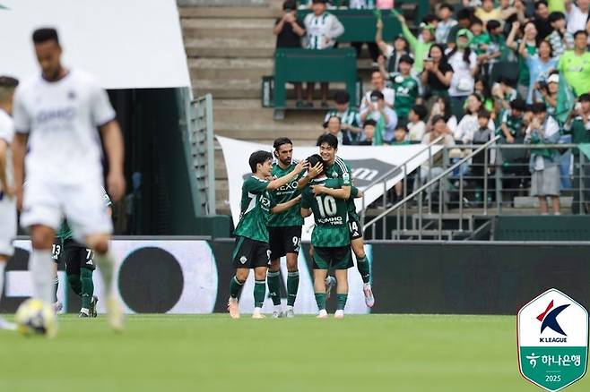 17일 전진우의 골이 터지자 함께 기뻐하는 전북 현대 선수들