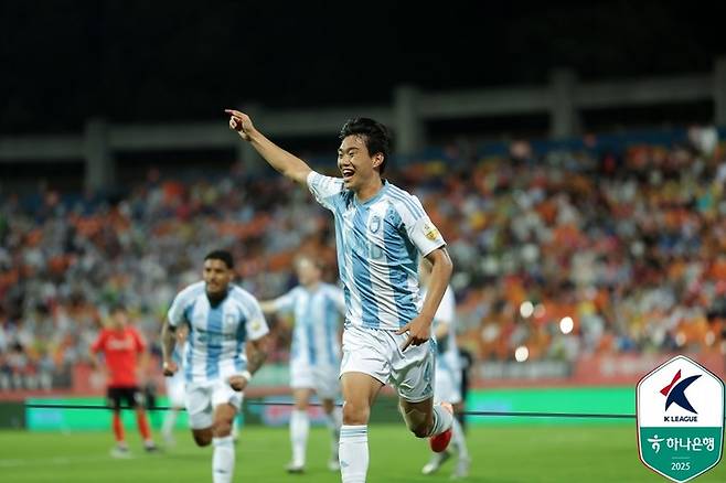 17일 강원FC전에서 선제골을 넣은 뒤 환호하는 울산HD 서명관