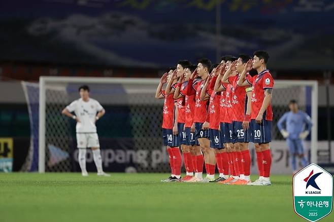17일 제주SK와 경기에서 이동경의 선제골이 들어간 뒤 팬들을 향해 거수경례를 하는 김천상무 선수들
