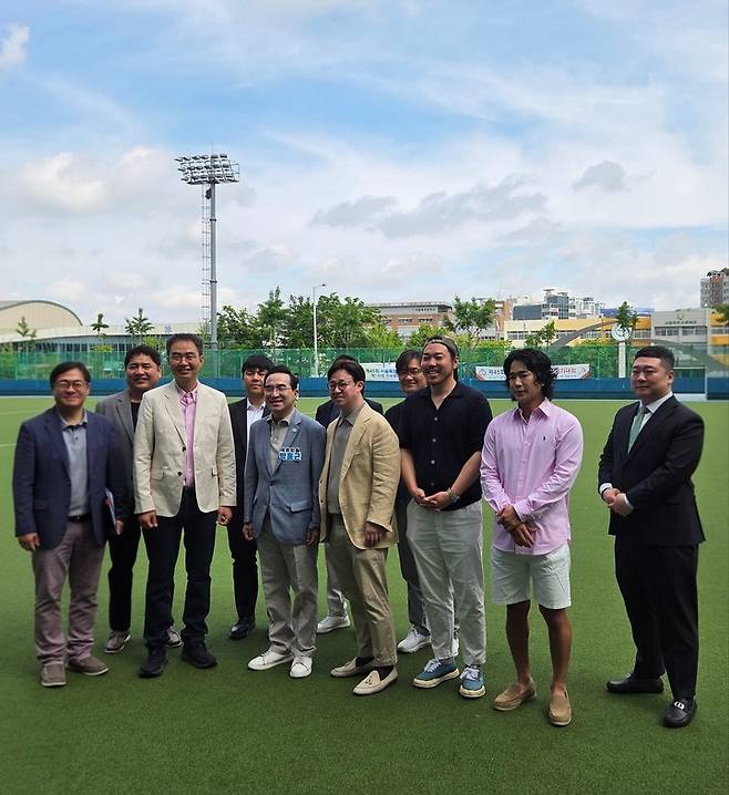 &nbsp;더불어민주당 박홍근 의원과 서울시하키협회(회장 이진규)임원들이 기념촬영하고 있다