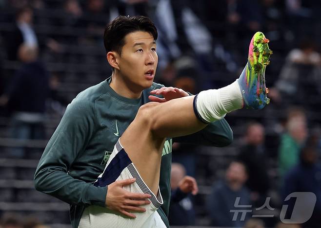 토트넘의 손흥민이 런던의 토트넘 홋스퍼 스타디움에서 열린 UEFA 유로파리그 8강 1차전 프랑크푸르트와 경기에 앞서 워밍업을 하고 있다. 2025.04.11 ⓒ 로이터=뉴스1 ⓒ News1 우동명 기자