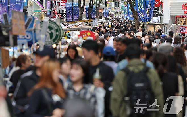 어린이날 연휴 마지막날인 6일 오후 서울 중구 명동거리가 관광객들로 붐비고 있다. 2025.5.6/뉴스1 ⓒ News1 장수영 기자