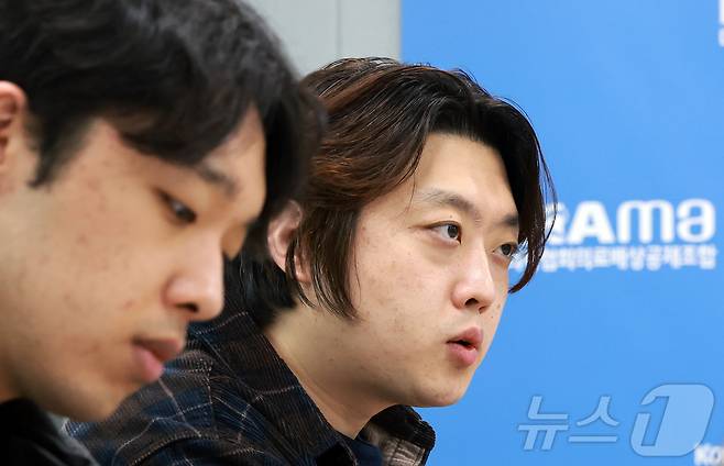 박단 대한전공의협의회 비상대책위원장(대한의사협회 부회장)이 서울 용산구 대한의사협회 내 의료배상공제조합에서 뉴스1과 인터뷰를 하고 있다. 왼쪽은 이선우 대한의과대학·의학전문대학원 학생협회(의대협) 비상대책위원장. 2025.5.14/뉴스1 ⓒ News1 김진환 기자