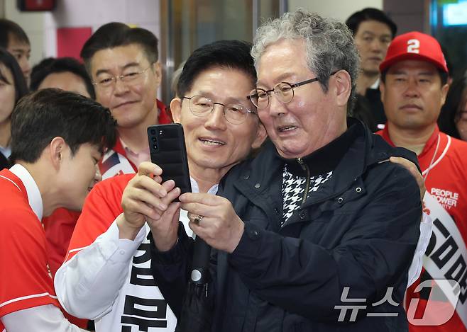 김문수 국민의힘 대통령 후보가 15일 오전 서울 구로구 신도림역에서 시민들에게 인사하며 기념촬영을 하고 있다. 2025.5.15/뉴스1 ⓒ News1 이광호 기자