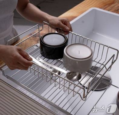 인크로마의 'JVR 올 스텐 슬라이드 식기건조대'.(인크로마 제공)