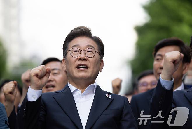 이재명 더불어민주당 대통령 후보가 17일 오후 광주 동구 금남로에서 열린 5·18 광주민주화운동 45주기 전야제에서 구호를 외치고 있다. 2025.5.17/뉴스1 ⓒ News1 이재명 기자