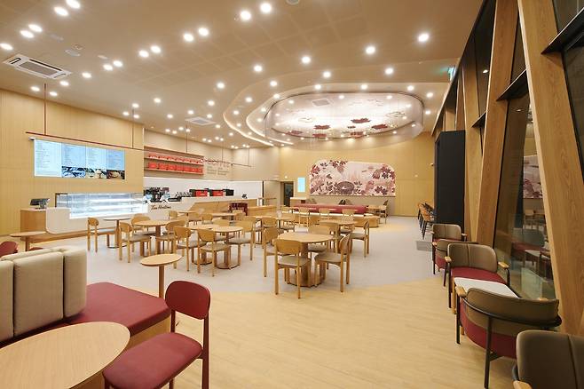 팀홀튼 신논현역점 내부 전경.(팀홀튼 제공)