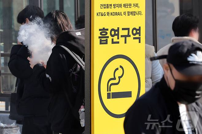 서울역 광장 흡연구역에서 시민들이 담배를 피우고 있다. 2025.3.19/뉴스1 ⓒ News1 이동해 기자