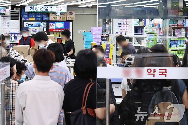 서울 시내의 한 약국에서 시민들이 약을 처방받고 있다. 2024.9.13/뉴스1 ⓒ News1 구윤성 기자