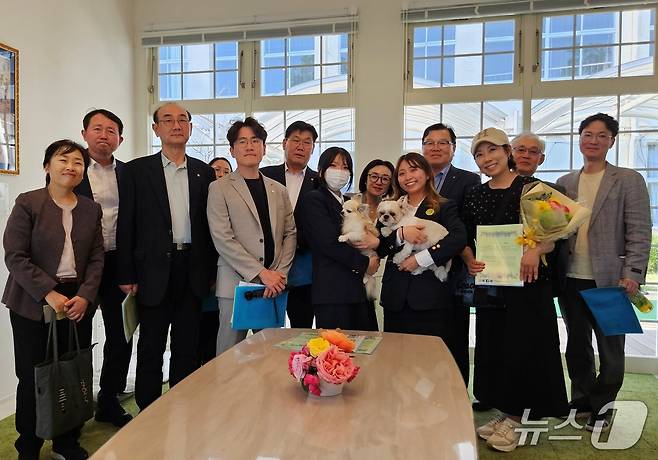 대한수의사회 관계자들이 13일 츠즈키학원에 살고 있는 강아지들과 기념사진을 찍고 있다. ⓒ 뉴스1 최서윤 기자