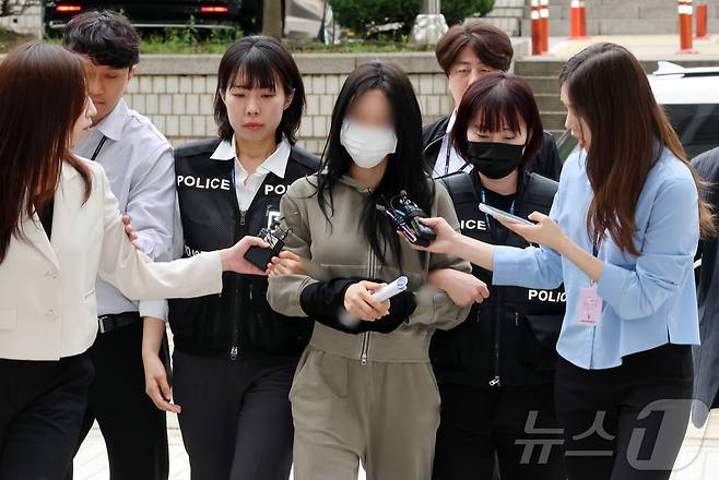 축구 국가대표팀 주장 손흥민을 상대로 돈을 받아내려해 공갈 혐의를 받고 있는 양씨(20대 여성)가 17일 서초구 서울중앙지방법원에서 열린 구속 전 피의자심문(영장심사)에 출석하고 있다. 양 씨는 지난해 6월 손흥민 측에 "아이를 임신했다"며 태아 초음파 사진을 보내고 이 사실을 폭로하겠다고 협박해 3억 원을 뜯어낸 혐의를 받는다. 양 씨가 주장하는 임신 시점은 손흥민 측 진술과 차이가 있는 것으로 알려졌다. 2025.5.17/뉴스1 ⓒ News1 박세연 기자