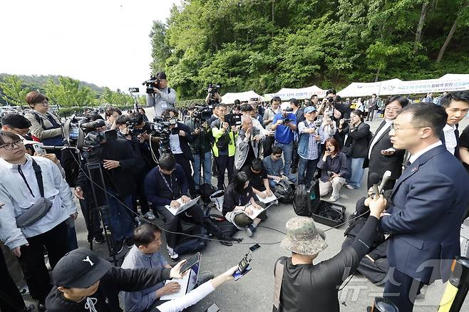 김상욱 무소속 의원이 18일 광주 북구 운정동 국립 5·18민주묘지 민주의 문 앞에서 기자회견을 하고 있다.2025.5.18/뉴스1 ⓒ News1 김태성 기자