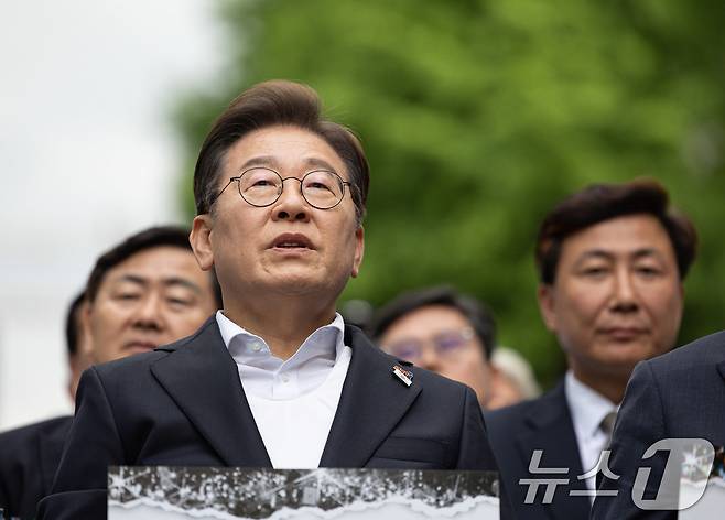 이재명 더불어민주당 대통령 후보가 17일 오후 광주 동구 금남로에서 열린 5·18 광주민주화운동 45주기 전야제에서 노래를 따라 부르고 있다. 2025.5.17/뉴스1 ⓒ News1 이재명 기자