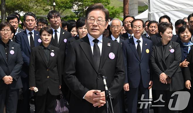 이재명 더불어민주당 대선 후보가 18일 광주 북구 국립5·18민주묘지에서 열린 '제45주기 5·18 민주화운동기념식'에 참석한 뒤 취재진의 질의에 답하고 있다. ⓒ News1 국회사진취재단