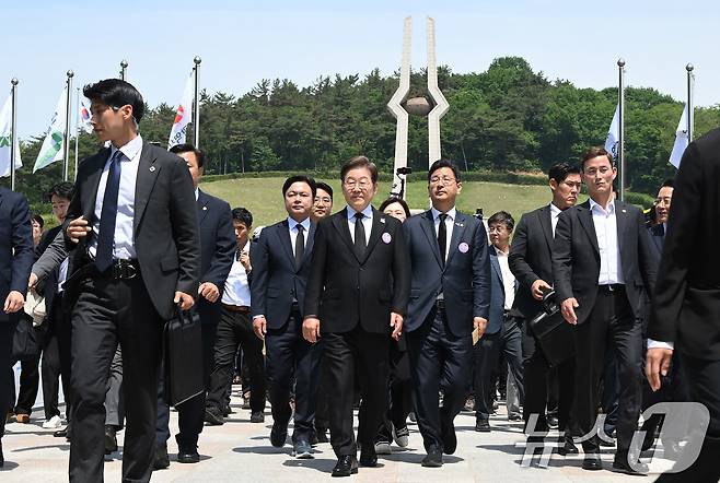 이재명 더불어민주당 대선 후보가 18일 광주 북구 국립5·18민주묘지에서 열린 '제45주기 5·18 민주화운동기념식'에 참석한 뒤 묘역을 떠나고 있다. ⓒ News1 국회사진취재단