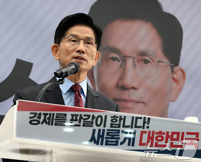 김문수 국민의힘 대통령 후보가 18일 서울 여의도 국민의힘 중앙당사에서 '경제를 판갈이 합니다! 새롭게 대한민국' 경제 공약 발표를 하고 있다. (공동취재) 2025.5.18/뉴스1 ⓒ News1 안은나 기자