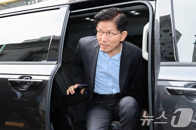 김문수 국민의힘 대통령 후보가 경제 공약을 발표하기 위해 18일 서울 여의도 국민의힘 중앙당사에 도착하고 있다. (공동취재) 2025.5.18/뉴스1 ⓒ News1 안은나 기자