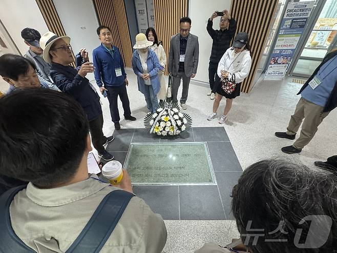 18일 오전 전북대학교에서 전북순례단 '소년의길' 참가자들이 이세종 열사가 산화한 자리에 설치된 바닥 표지석 앞에서 설명을 듣고 있다. ⓒ News1 장수인 기자