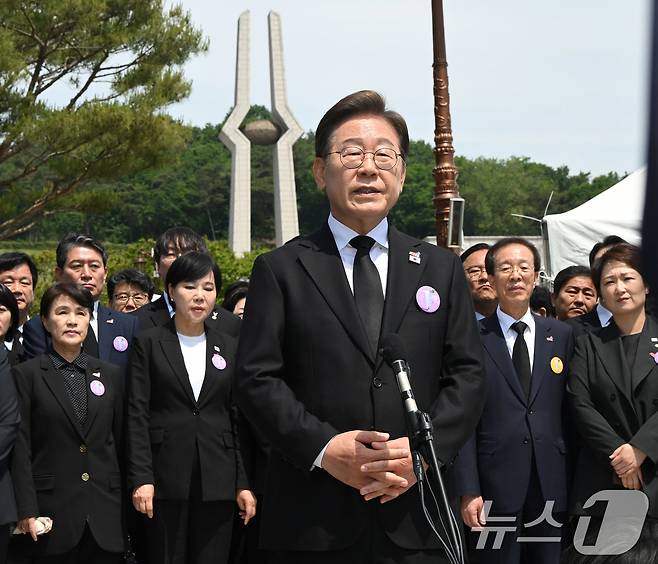 이재명 더불어민주당 대통령 후보가 18일 광주 북구 국립5·18민주묘지에서 열린 '제45주기 5·18 민주화운동기념식'에 참석한 뒤 취재진의 질의에 답하고 있다. 2025.5.18/뉴스1 ⓒ News1 국회사진취재단