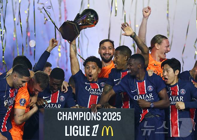 동료들과 우승 세리머니를 펼치는 이강인. (오른쪽 끝)ⓒ 로이터=뉴스1