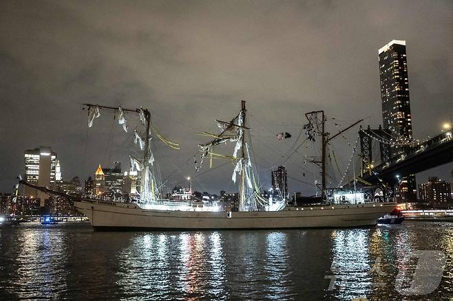 멕시코 해군의 훈련용 범선이 17일(현지시간) 미국 뉴욕의 브루클린 다리와 충돌했다. 2025.5.18. ⓒ AFP=뉴스1