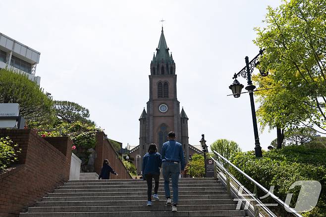 18일 서울 중구 명동성당에서 시민들이 발걸음을 옮기고 있다. 제267대 교황 레오 14세의 즉위 미사는 한국시간으로 18일 오후 5시에 바티칸 성 베드로 광장에서 집전될 예정이다. 2025.5.18/뉴스1 ⓒ News1 이승배 기자