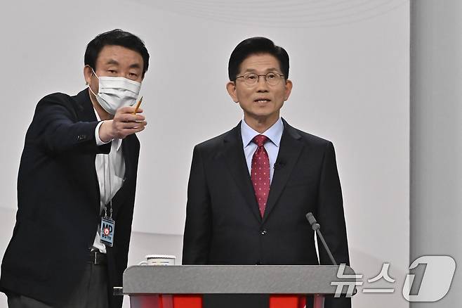 김문수 국민의힘 대통령 후보가 18일 서울 마포구 SBS프리즘타워에서 중앙선거방송토론위원회 주관 제21대 대통령선거 후보자 토론회 준비를 하고 있다. 2025.5.18/뉴스1 ⓒ News1 국회사진취재단