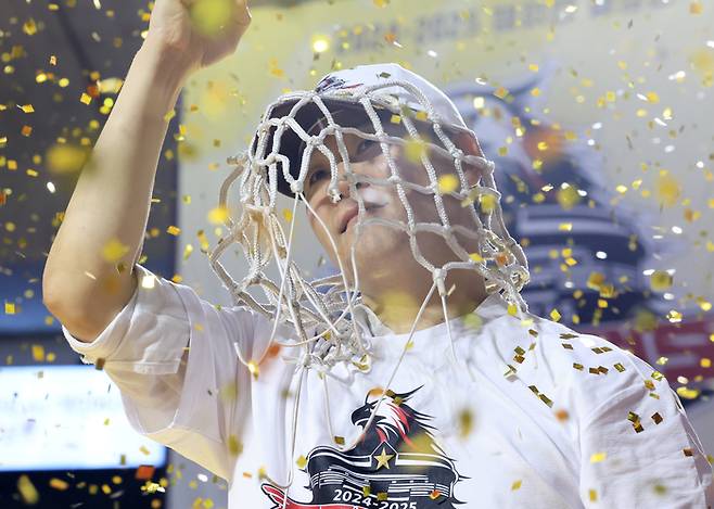 그물 자르고 기뻐하는 조상현 감독. 2025.5.17 연합뉴스