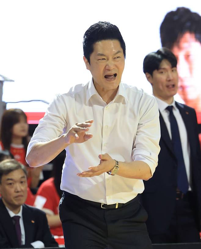 작전 지시하는 전희철 감독. 2025.5.17 연합뉴스