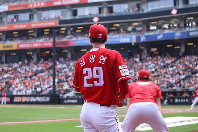 SSG 김광현이 17일 대전 한화생명 볼파크에서 열린 2025 KBO리그 정규시즌 한화와 더블헤더 1차전을 앞두고 그라운드를 바라보고 있다. 사진 | SSG 랜더스