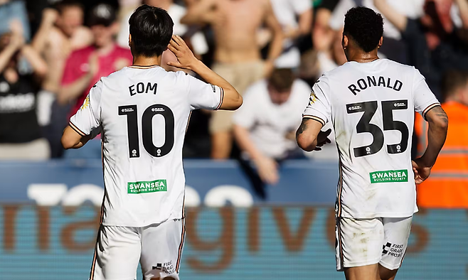 득점 후 기뻐하는 엄지성. 출처 | 스완지 시티 홈페이지