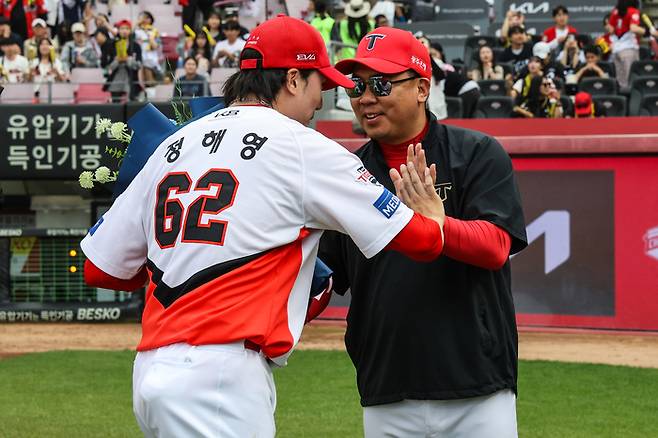 KIA 정해영(왼쪽)이 17일 광주-KIA 챔피언스필드에서 열린 두산과 더블헤더 1차전에서 구단 프랜차이즈 최다 세이브(133세이브)로 팀 승리를 지킨 뒤 이범호 감독의 축하를 받고 있다. 사진 | KIA 타이거즈