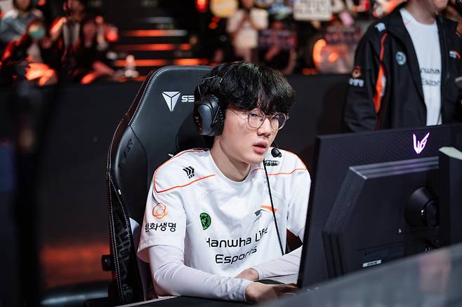 한화생명 ‘바이퍼’ 박도현이 15일 서울 종로구 롤 파크에서 열린 2025 LCK 정규시즌 KT전에 앞서 경기를 준비 중이다. 사진 | 라이엇 게임즈