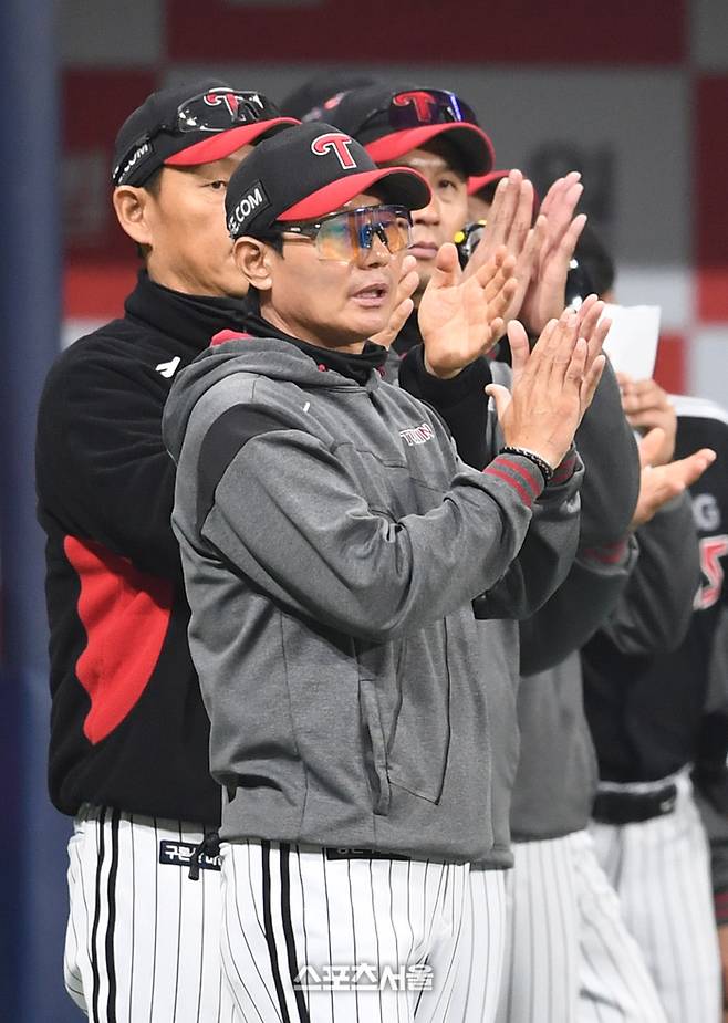 LG 염경엽 감독이 고척스카이돔에서 열린 2025 KBO리그 키움전 승리 후 선수들에게 박수를 보내고 있다. 고척 | 박진업 기자 upandup@sportsseoul.com