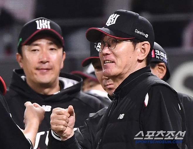 16일 광주 기아 챔피언스필드에서 열린 KT-KIA전. KT가 3대0으로 승리했다. 이강철 감독이 선수들을 맞이하고 있다. 광주=정재근 기자 cjg@sportschosun.com/2025.4.16/