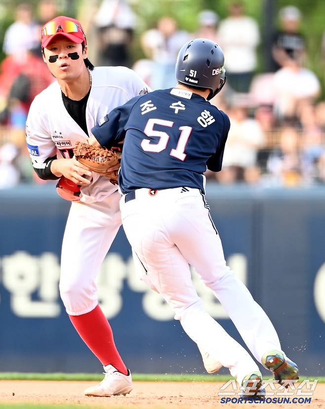 1루로 공을 던져야 하는데...1루로 달려가는 타자주자를 바라보는 김규성의 시선