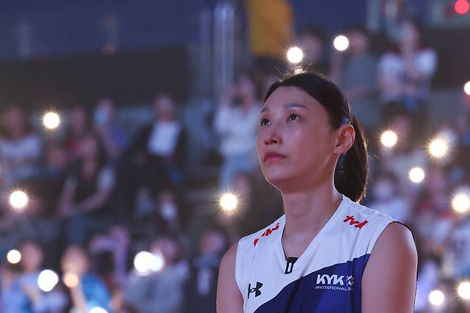 우리의 전설을 위해

    (인천=연합뉴스) 서대연 기자 = 18일 인천 삼산월드체육관에서 열린 여자배구 세계올스타전 'KYK 인비테이셔널 2025'에서 경기가 끝난 뒤 '배구 여제' 김연경이 무대에 오르자 관중들이 스마트폰 조명을 비추고 있다. 2025.5.18

    dwise@yna.co.kr

(끝)





<저작권자(c) 연합뉴스, 무단 전재-재배포, AI 학습 및 활용 금지>