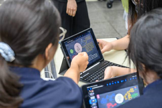 학생들이 아이패드로 수업 자료를 공유하며 토론을 진행하고 있다(사진=애플코리아)